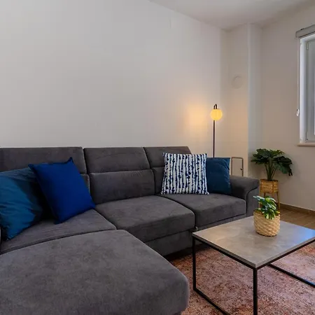 Blue Monstera Apartment *